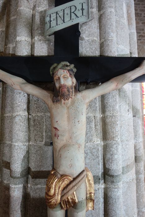 statue : Christ en croix, vue partielle