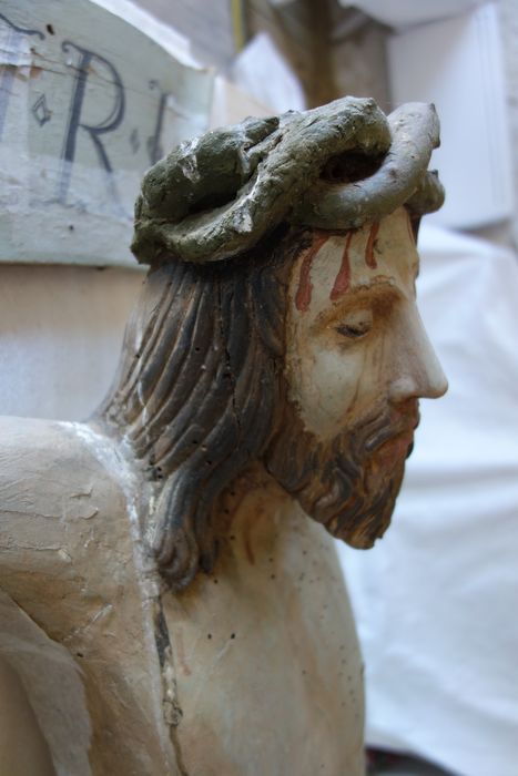 statue : Christ en croix, vue partielle