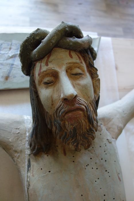 statue : Christ en croix, vue partielle