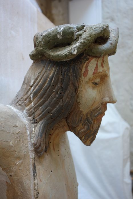 statue : Christ en croix, vue partielle