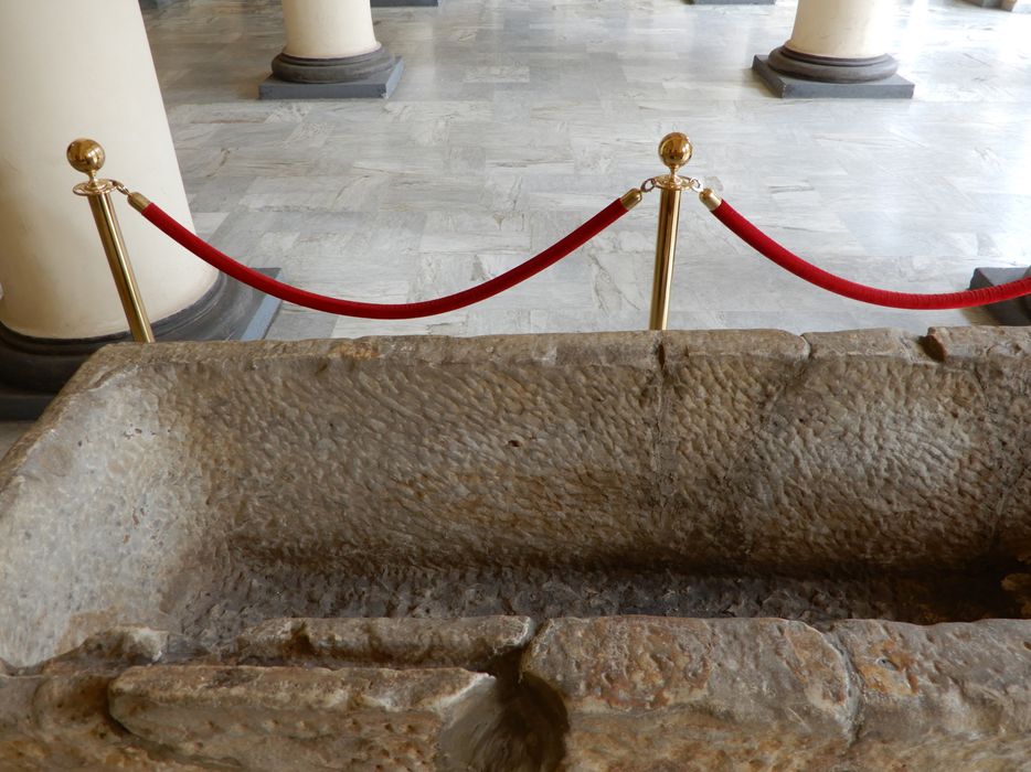 sarcophage, vue partielle de la cuve