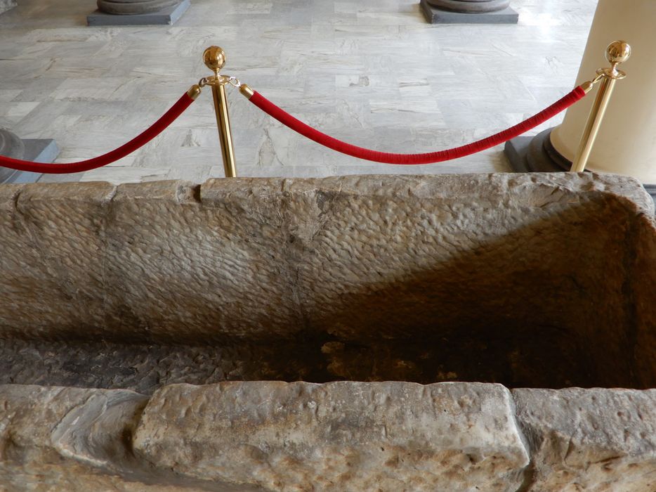 sarcophage, vue partielle de la cuve