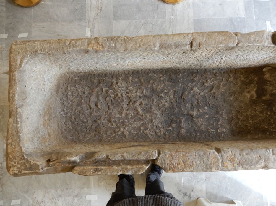 sarcophage, vue partielle de la cuve