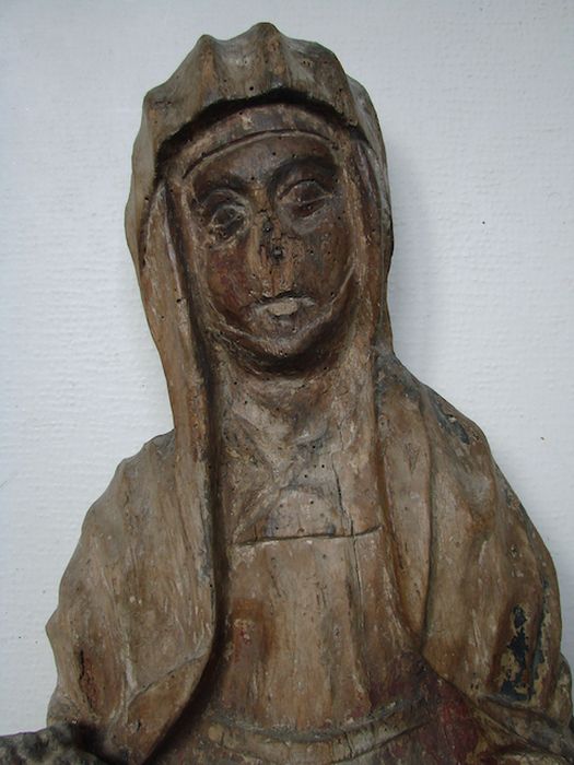 statue : Vierge de pitié, vue partielle