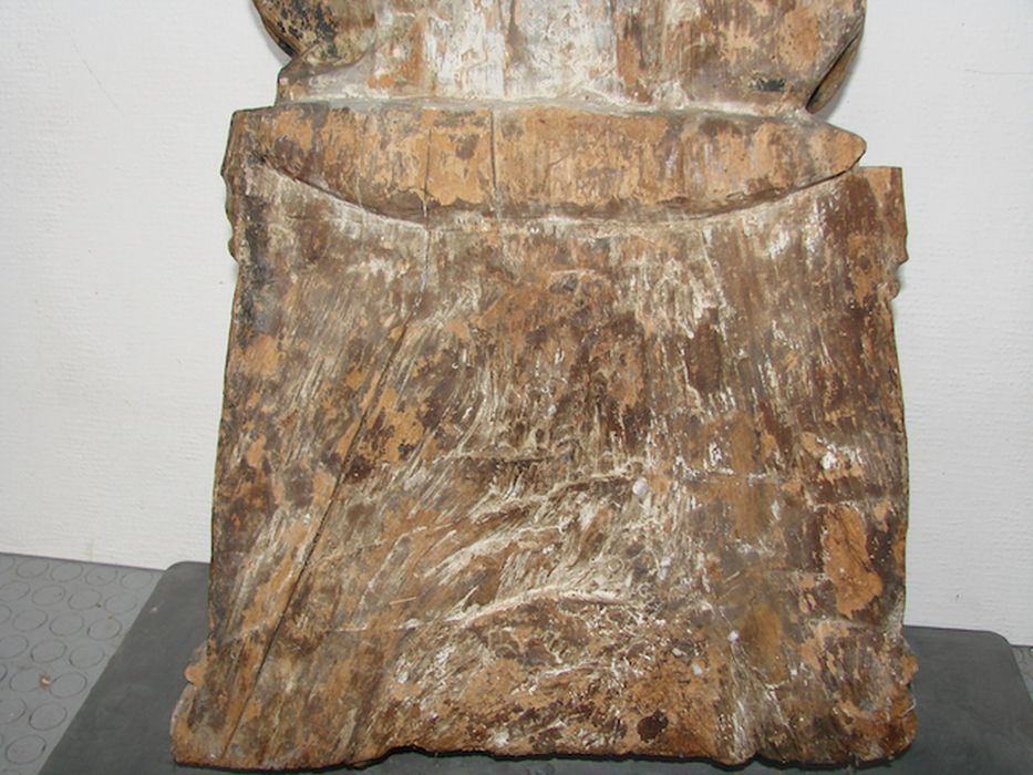 statue : Vierge de pitié, détail du revers du siège