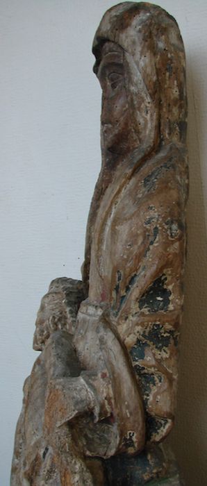 statue : Vierge de pitié, profil gauche, vue partielle