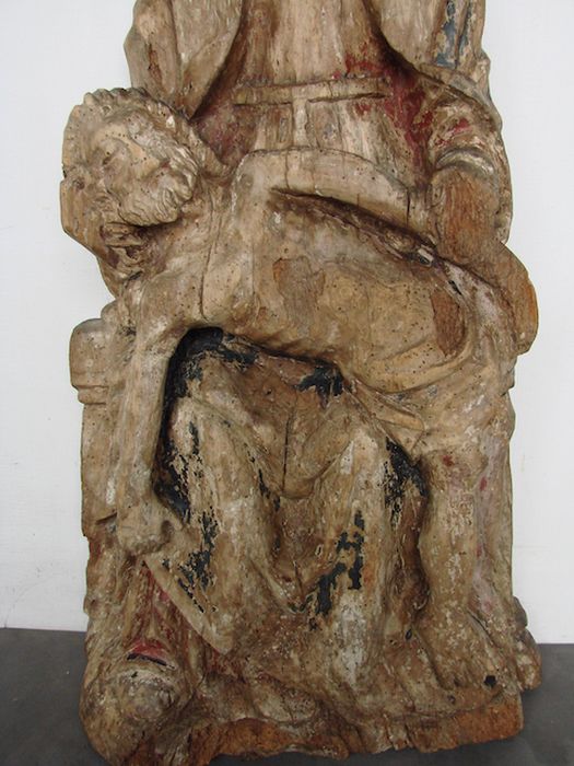 statue : Vierge de pitié, vue partielle