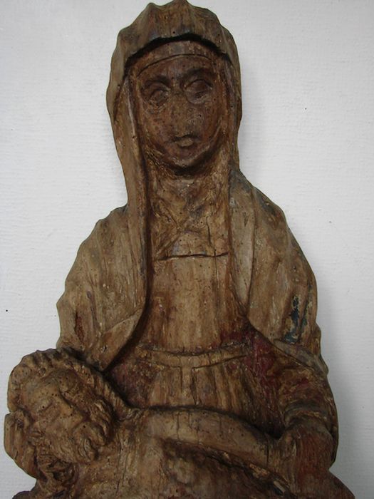 statue : Vierge de pitié, vue partielle