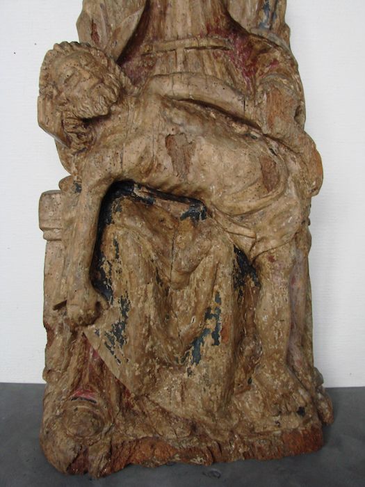 statue : Vierge de pitié, vue partielle