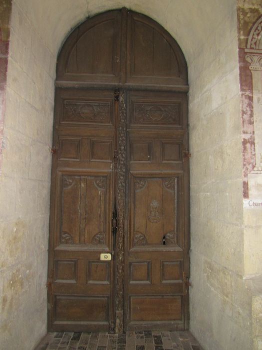 vantaux de la porte de la crypte