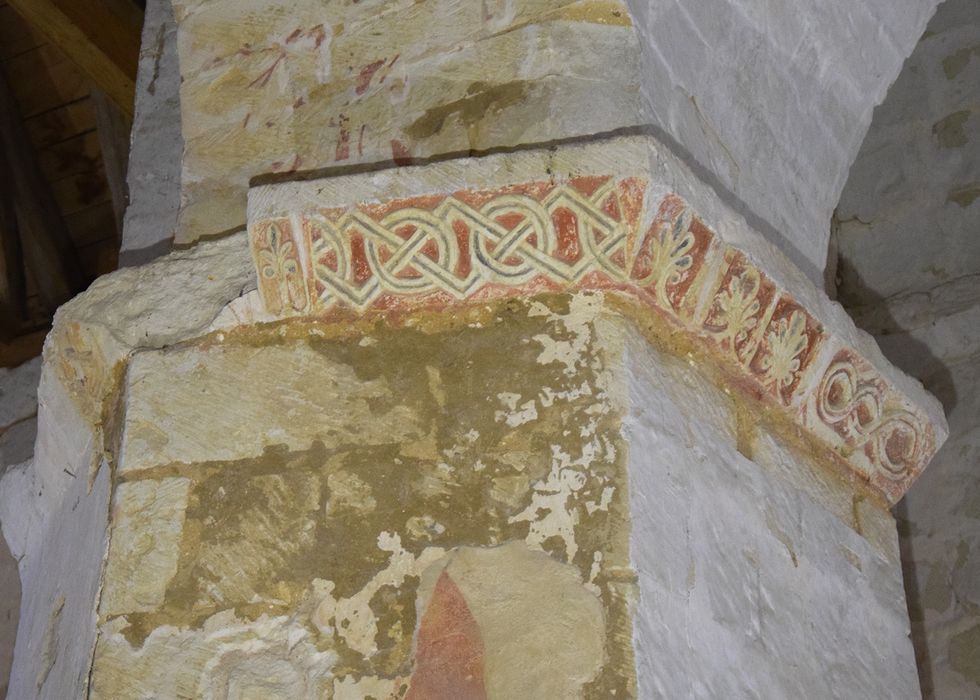 croisée du transept, détail de la corniche sculptée d’un pilier