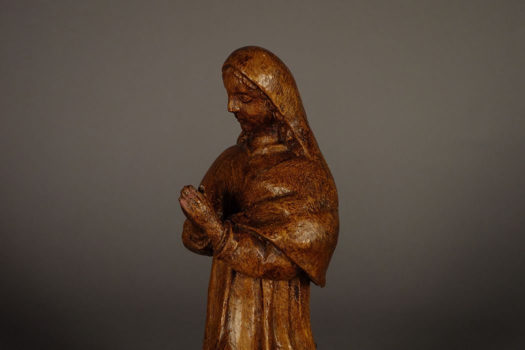 statuette : Sainte non identifiée, vue partielle