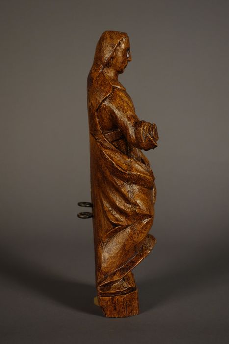 statuette : Sainte non identifiée, profil droit