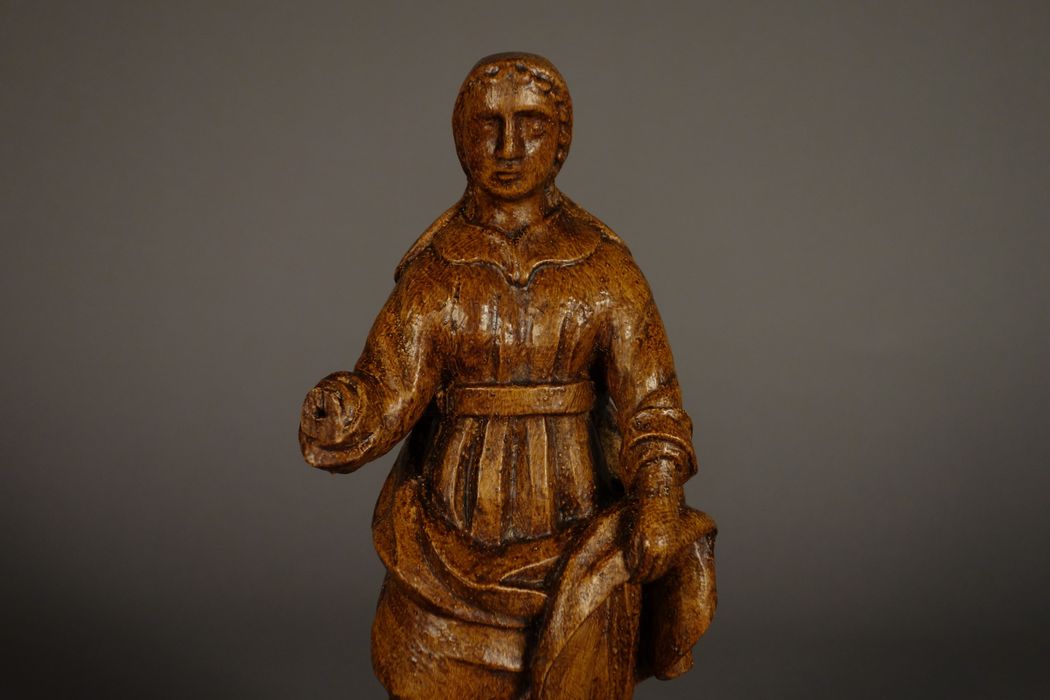 statuette : Sainte non identifiée, vue partielle