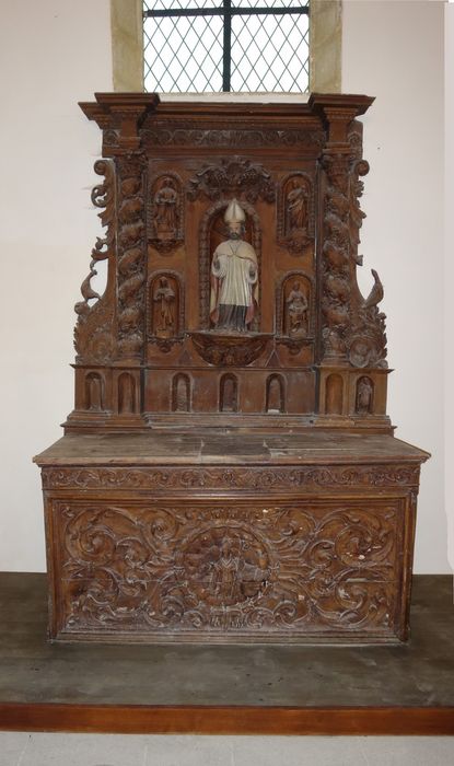 autel, retable, statue : Saint Eloi, statuettes