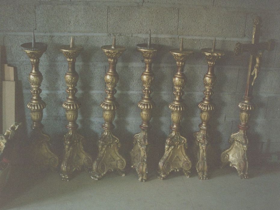 chandeliers, croix d’autel (garniture du maître-autel)