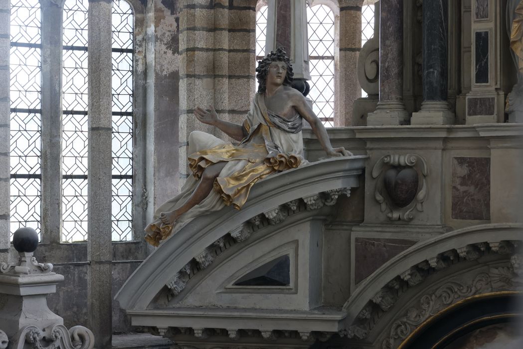 retable du maître-autel, détail d’une statue d’un ange sommital