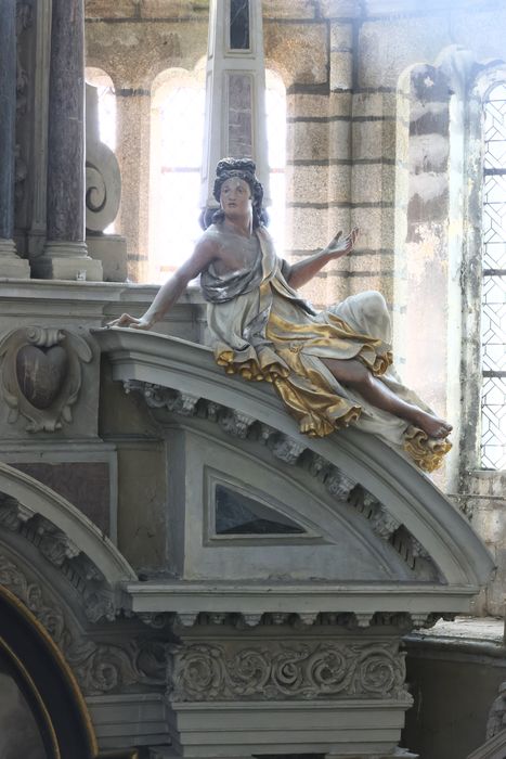 retable du maître-autel, détail d’une statue d’un ange sommital