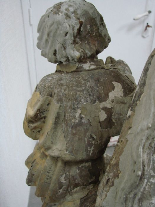 statue : Vierge à l'Enfant, détail du revers de l’enfant