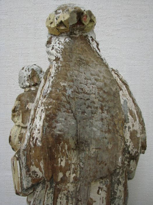 statue : Vierge à l'Enfant, revers, vue partielle