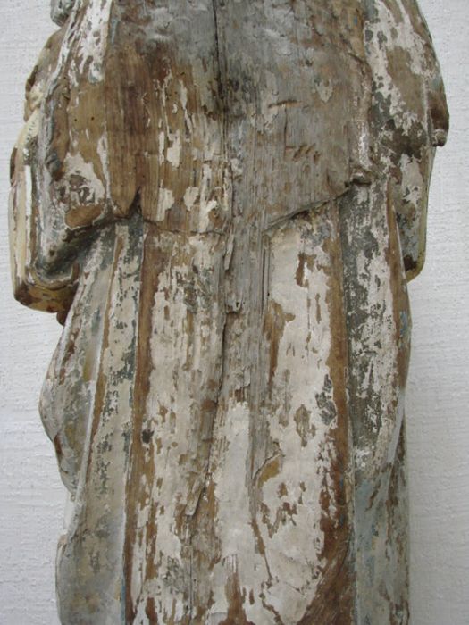 statue : Vierge à l'Enfant, revers, détail