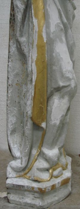 statue : Vierge à l'Enfant, profil droit, vue partielle