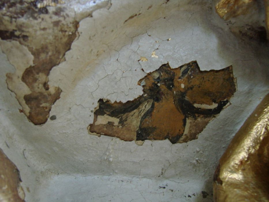 statue : Vierge à l'Enfant, détail des fragments de l’ancienne polychromie