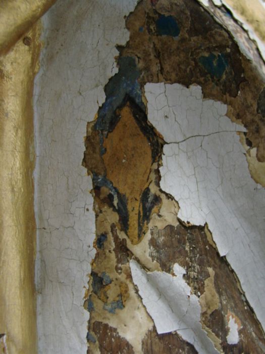 statue : Vierge à l'Enfant, détail des fragments de l’ancienne polychromie