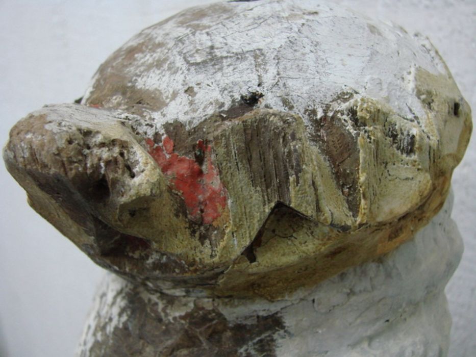 statue : Vierge à l'Enfant, détail des fragments de l’ancienne polychromie