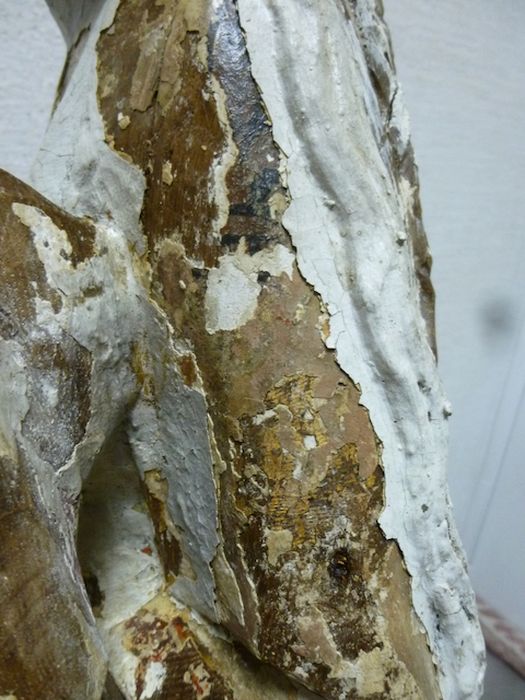 statue : Vierge à l'Enfant, détail des fragments de l’ancienne polychromie