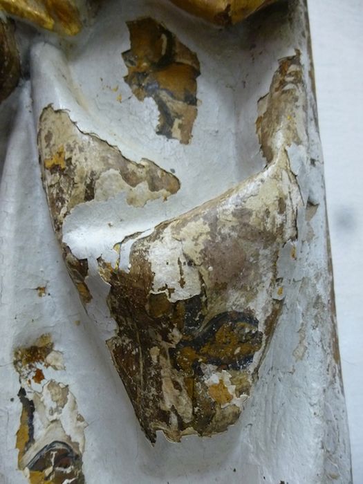 statue : Vierge à l'Enfant, détail des fragments de l’ancienne polychromie
