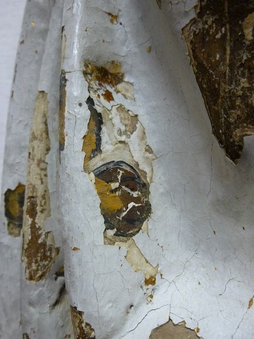 statue : Vierge à l'Enfant, détail des fragments de l’ancienne polychromie