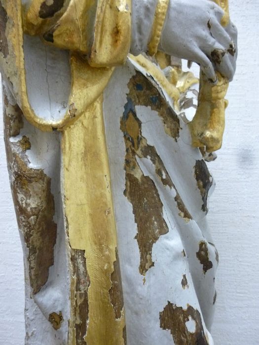statue : Vierge à l'Enfant, détail des fragments de l’ancienne polychromie