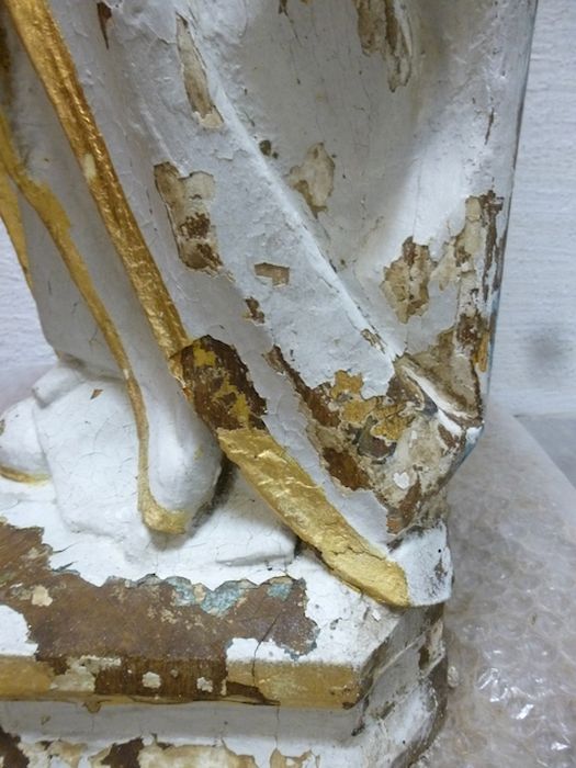 statue : Vierge à l'Enfant, détail des fragments de l’ancienne polychromie