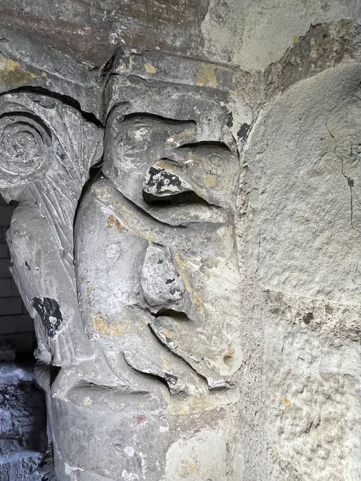 église de la Trinité, chapelle nord, détail d’un chapiteau