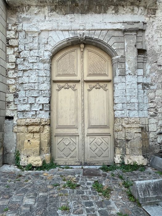 portail d’accès sur la rue de Beaurepaire