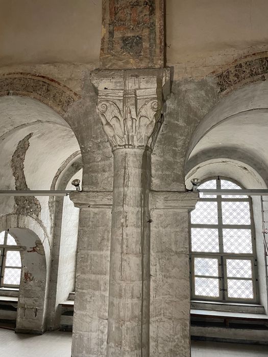 église abbatiale, nef, détail d’un chapiteau