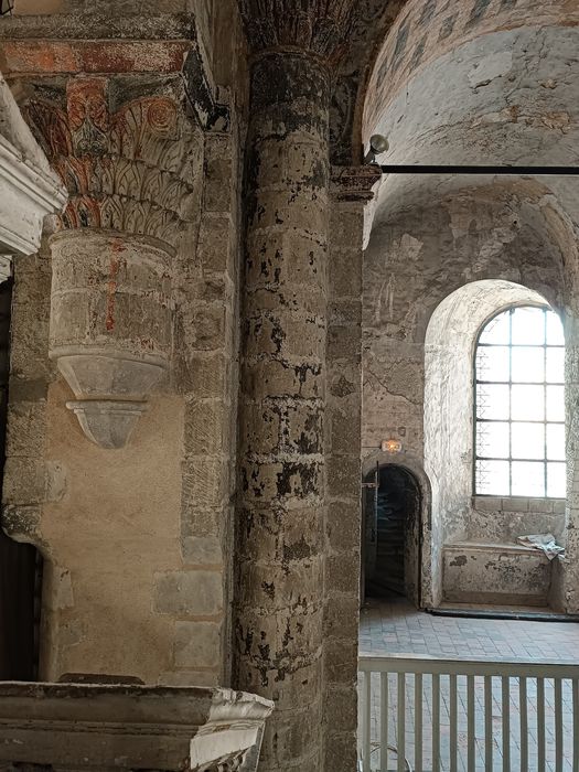 église abbatiale, nef, détail d’un chapiteau