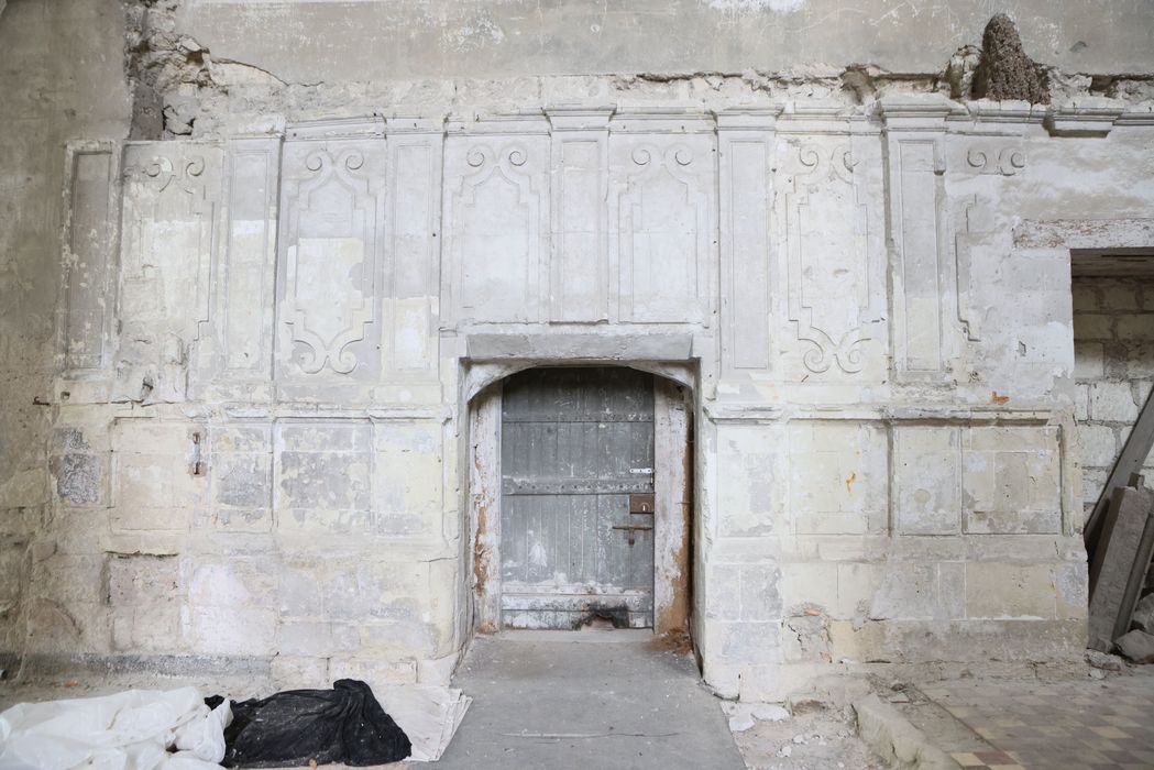 église abbatiale, décor des murs à l’emplacement des stalles