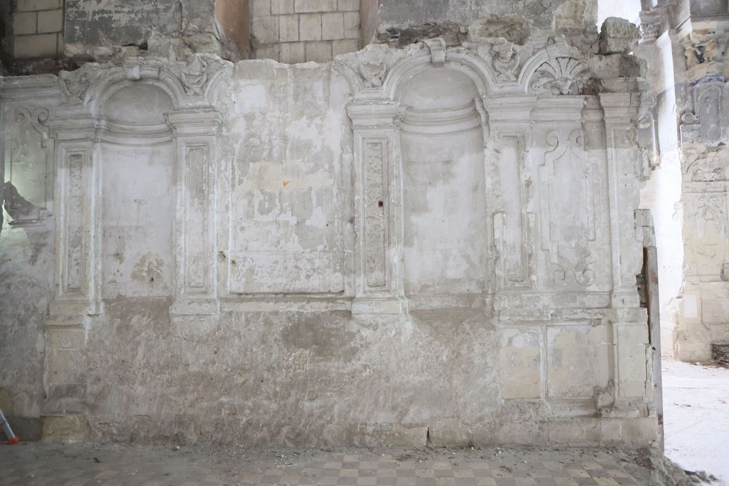 église abbatiale, décor des murs à l’emplacement des stalles