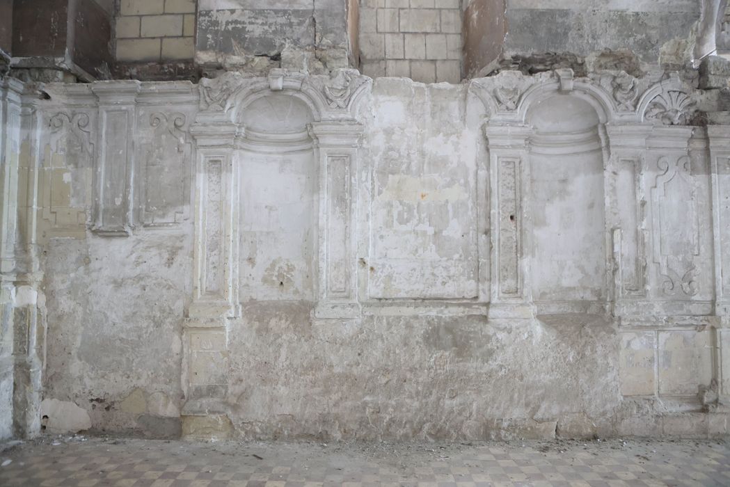 église abbatiale, décor des murs à l’emplacement des stalles