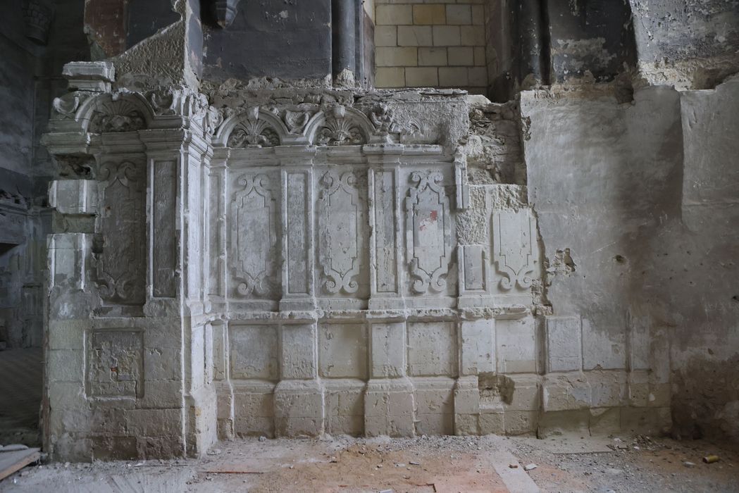 église abbatiale, décor des murs à l’emplacement des stalles