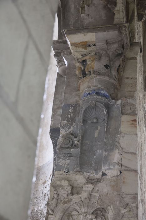 église abbatiale, emplacement des stalles, détail d’un chapiteau