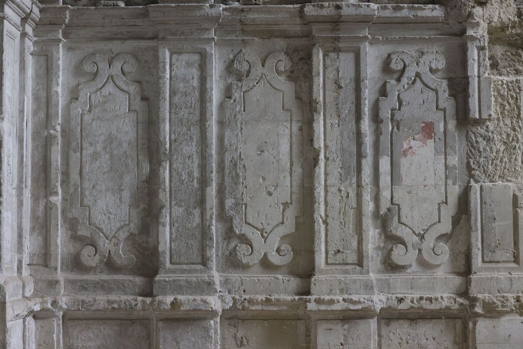 église abbatiale, décor des murs à l’emplacement des stalles, détail