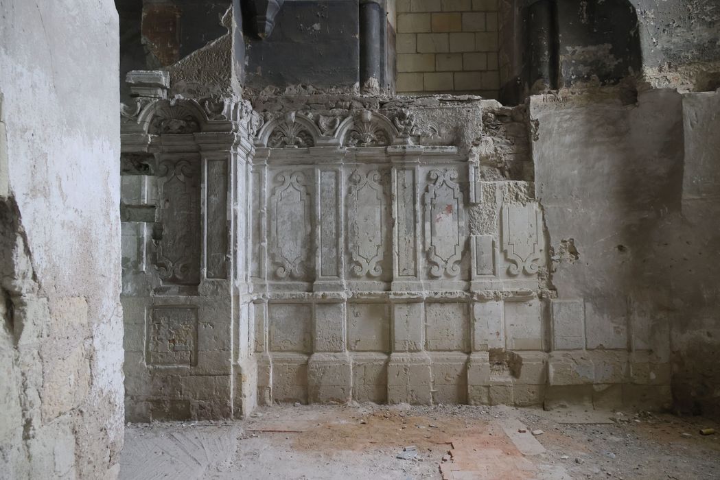 église abbatiale, décor des murs à l’emplacement des stalles