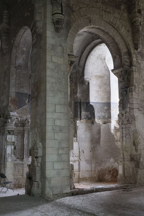 église abbatiale, décor des murs à l’emplacement des stalles