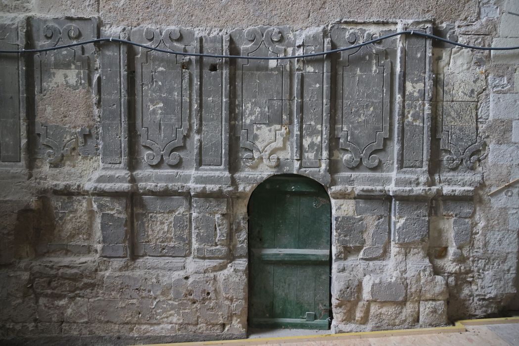 église abbatiale, décor des murs à l’emplacement des stalles