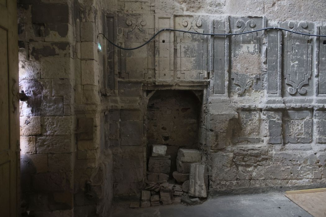 église abbatiale, décor des murs à l’emplacement des stalles