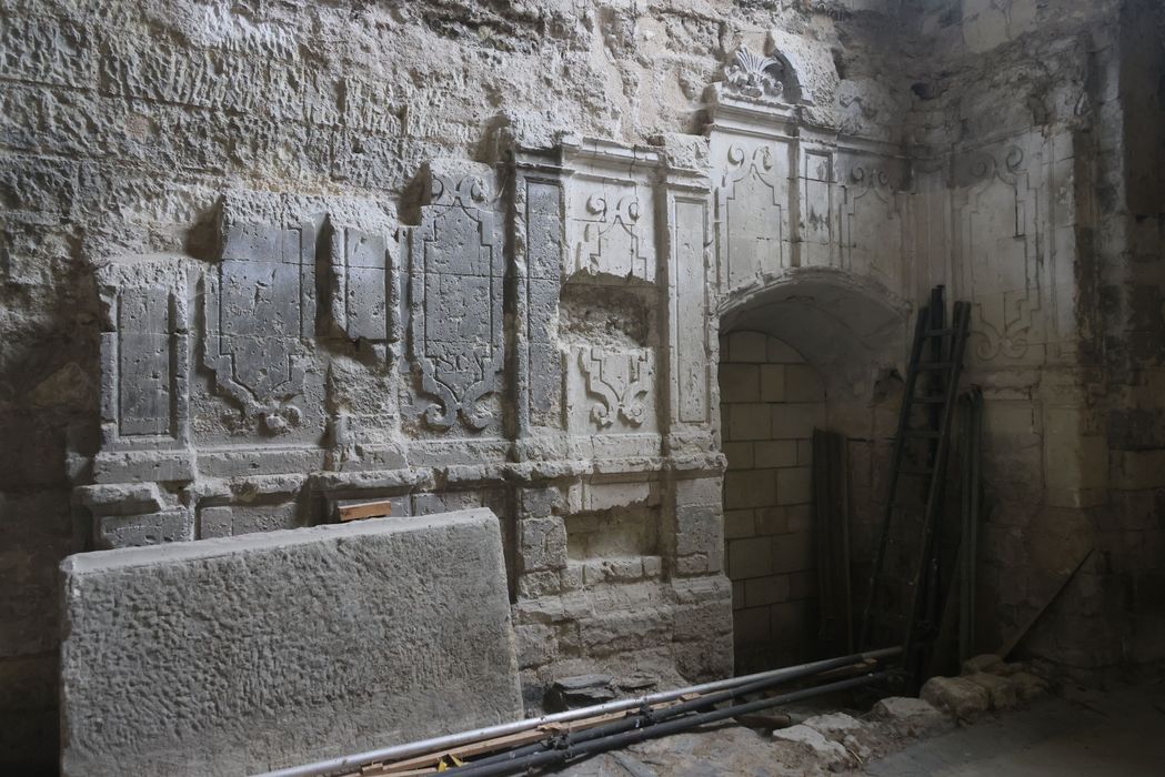 église abbatiale, décor des murs à l’emplacement des stalles