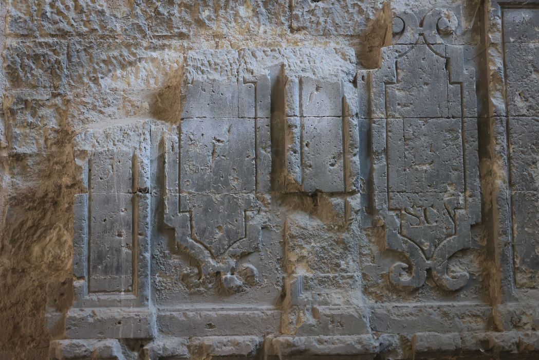 église abbatiale, décor des murs à l’emplacement des stalles, détail